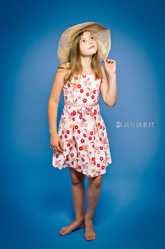 快乐，年轻的九岁女孩，穿着花，站着