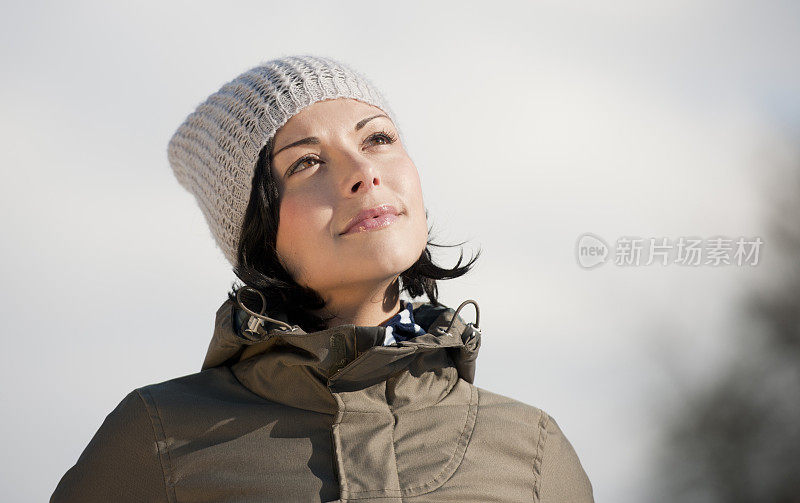 沉思的女人肖像在冬天