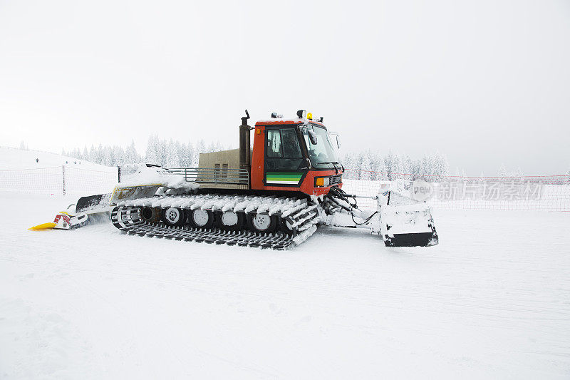 雪地车在滑雪坡上奔跑，暴风雪。Rogla、斯洛文尼亚