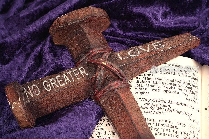 节日:复活节圣经圣经和生锈的十字架钉