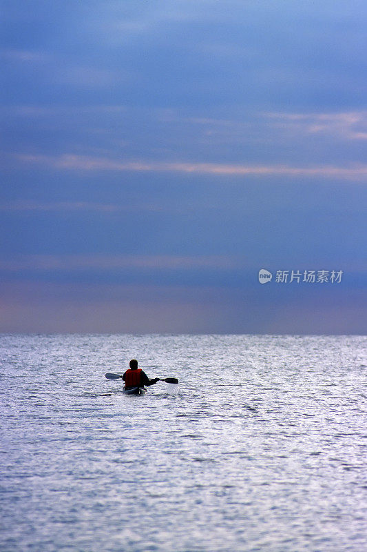 苏必利尔湖，孤身一人的皮划艇