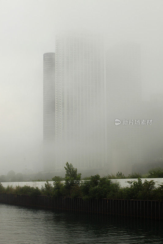 雾中的办公大楼