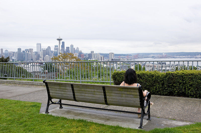 坐在西雅图公园长椅上的女人