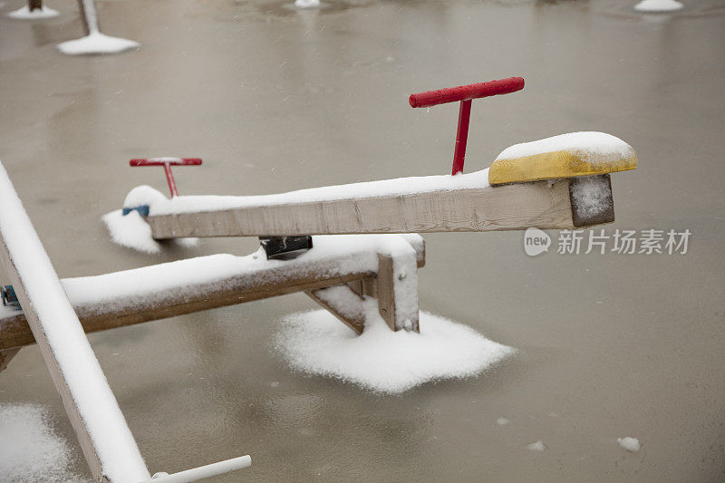 雪中的木制跷跷板