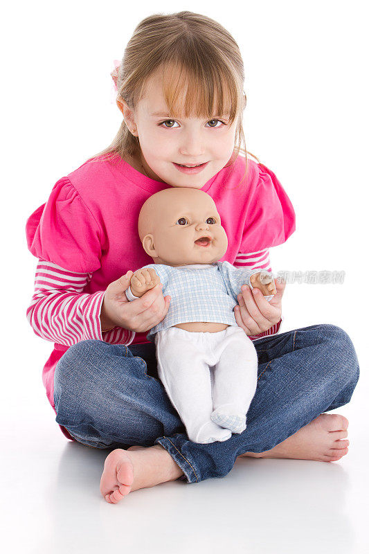 可爱的小女孩在玩洋娃娃