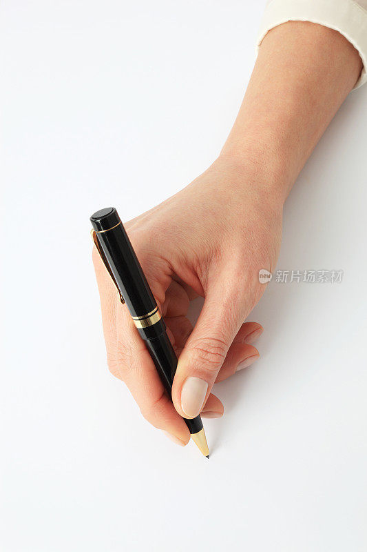 女人用圆珠笔在白纸上写字