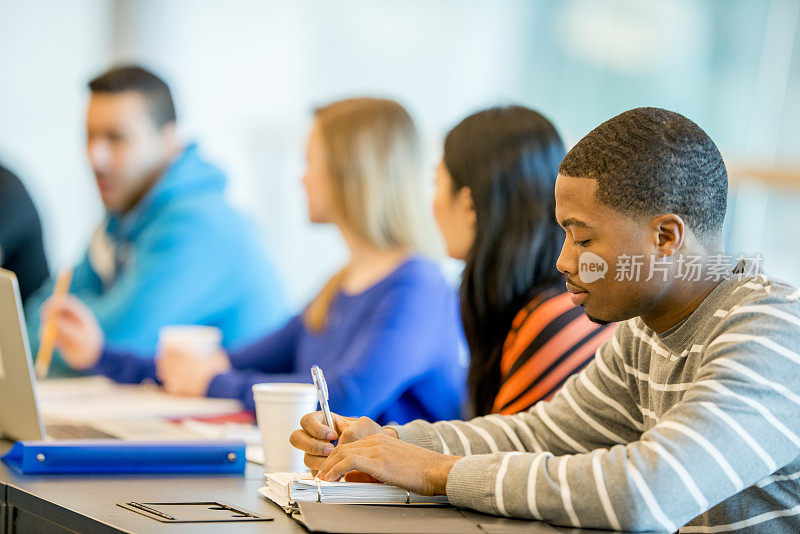 一组学生正在学习。