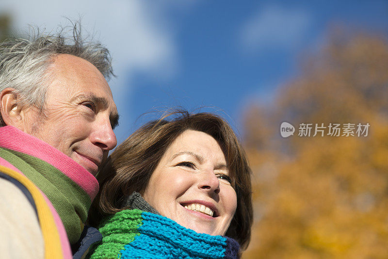 幸福微笑的老年夫妇在户外的秋天