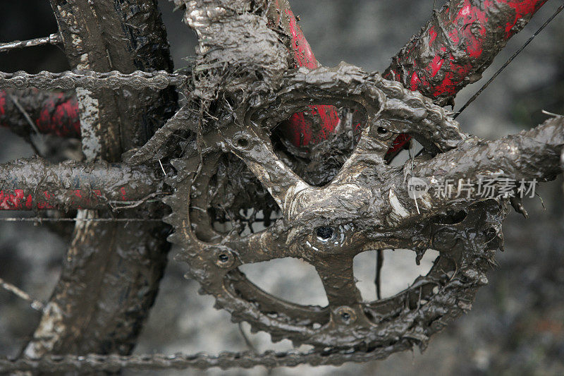 越野自行车上的泥巴