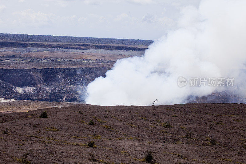 火山口冒出滚滚浓烟的风景画。