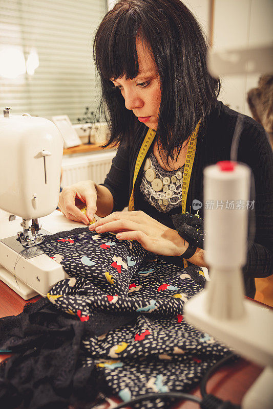 女裁缝用缝纫机