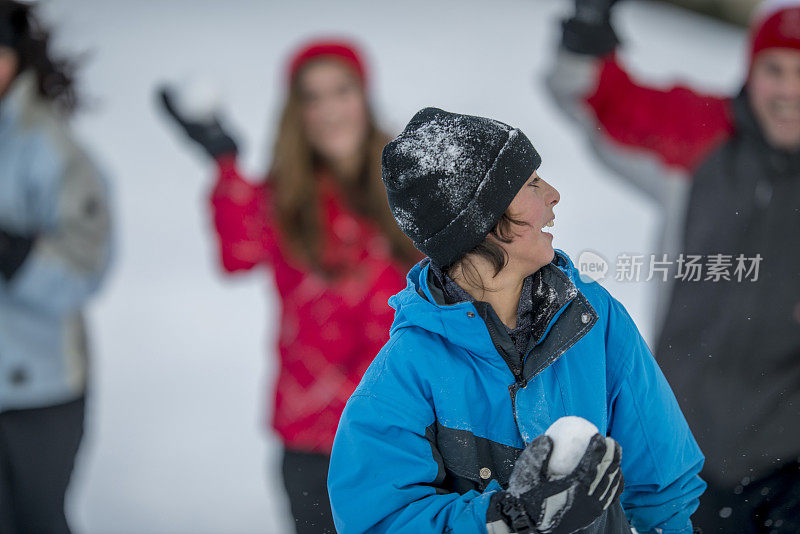 一家人开心地打雪仗