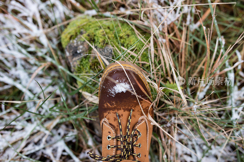 徒步旅行鞋踩脏雪的特写