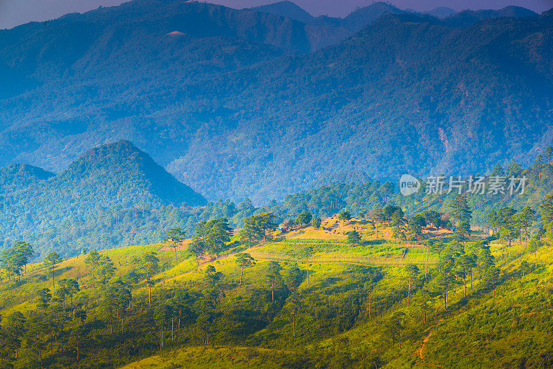 泰国北部的山景，日出和薄雾