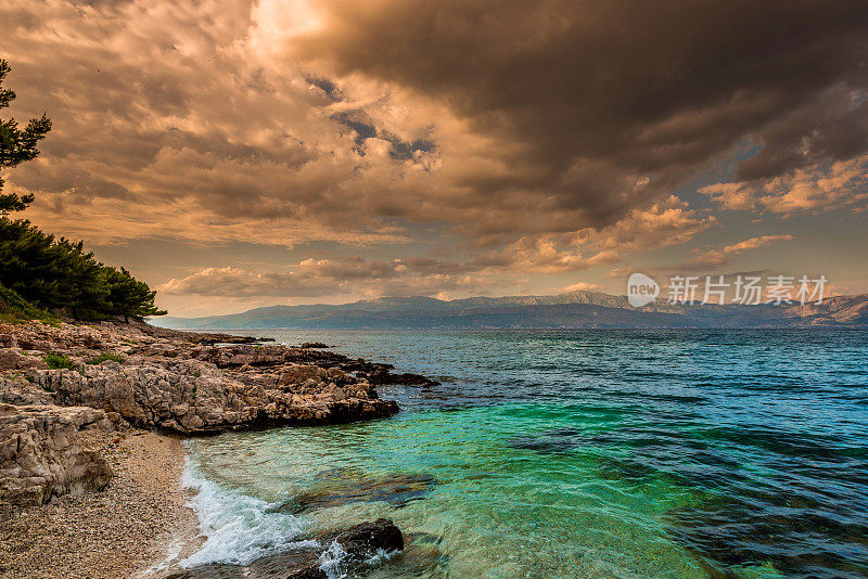 克罗地亚布拉克岛的岩石海岸线