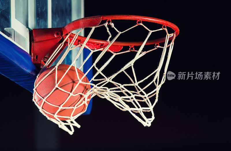 篮球进入篮筐。