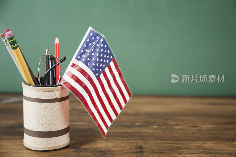 美国的教育。铅笔杯装美国国旗。学校教室黑板。