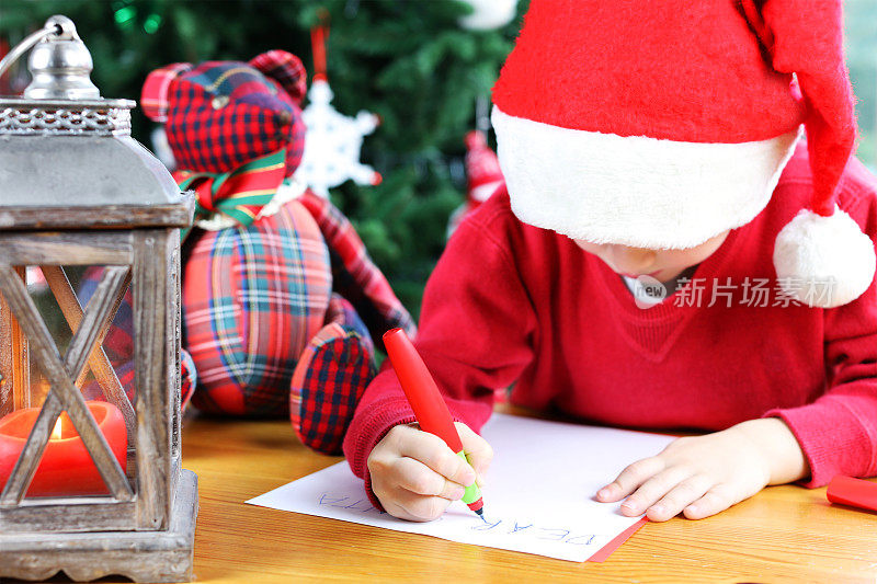 给圣诞老人写圣诞信的小孩