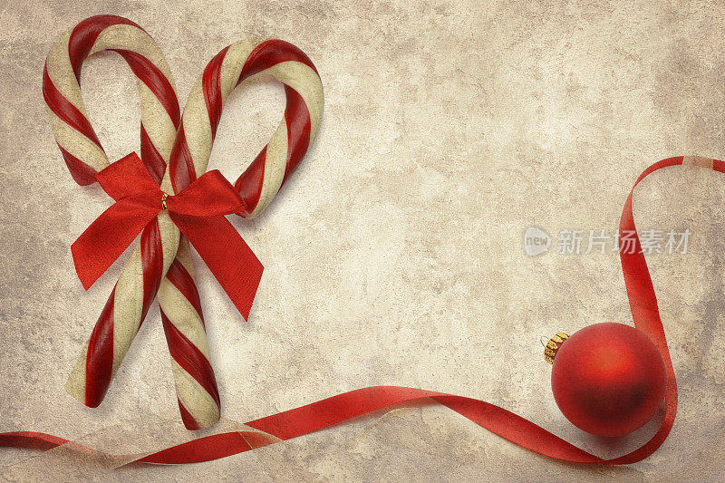 糖果手杖和红色圣诞装饰品