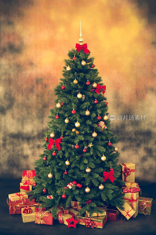 装饰圣诞树和礼物