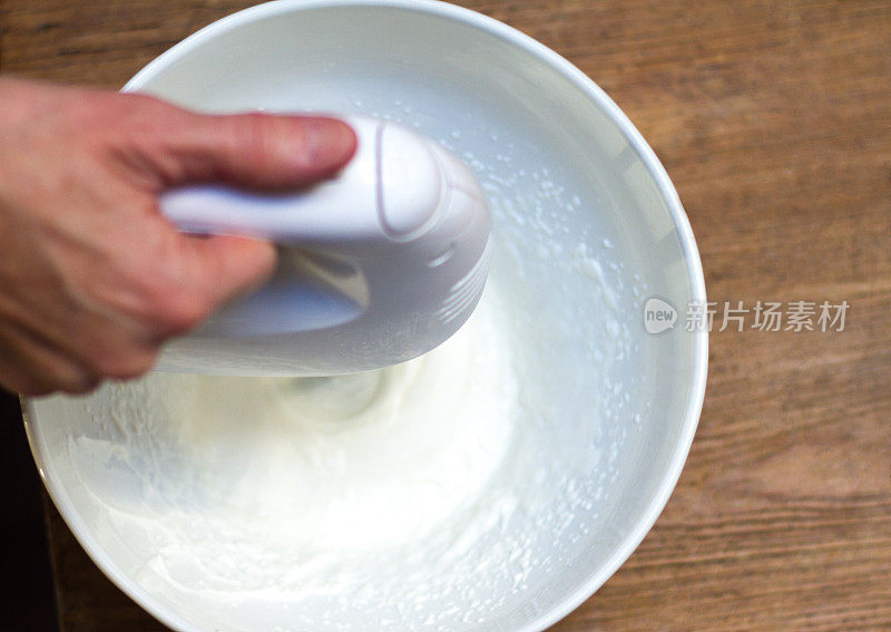 手打奶油与电动打蛋器