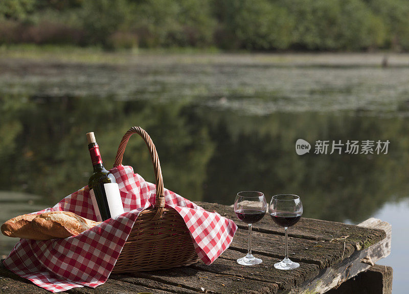 野餐篮，法式长棍面包，红酒