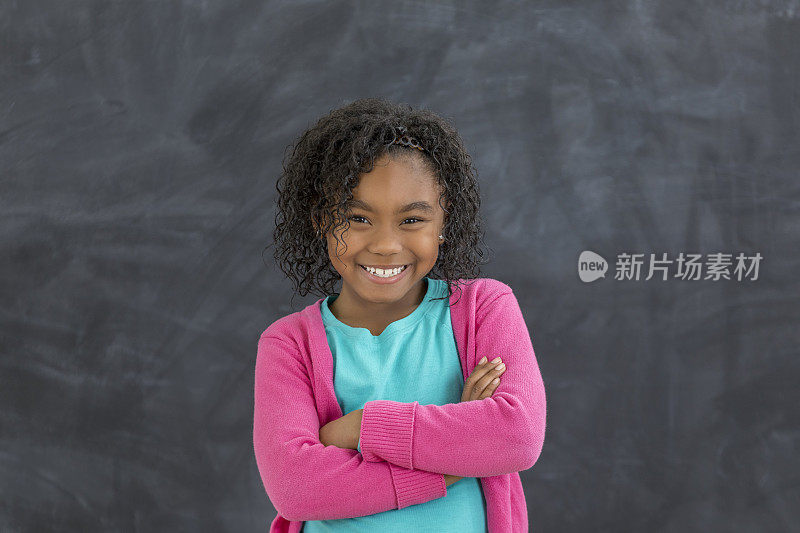 自信的非洲裔美国女孩在小学教室里