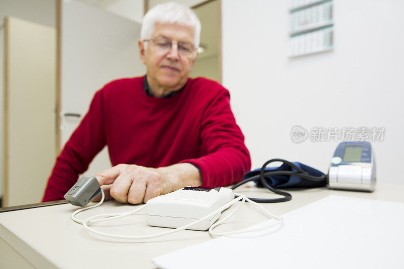 Hendheld脉冲氧量计…老年病人检测氧饱和度