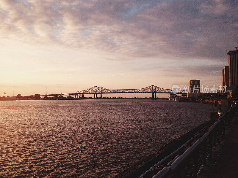 日出时的密西西比河大桥