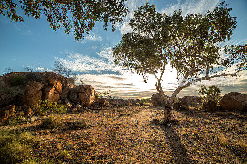 美丽的魔鬼大理石在澳大利亚内陆