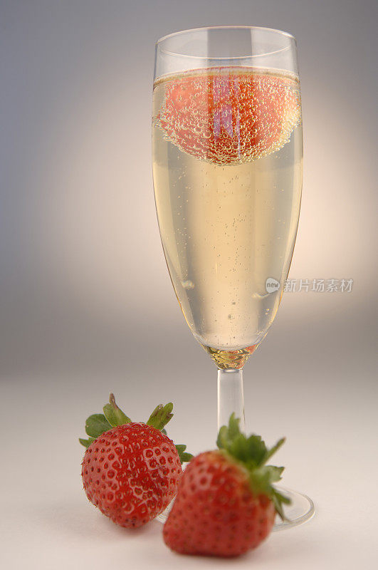 一杯白色背景上的草莓香槟。