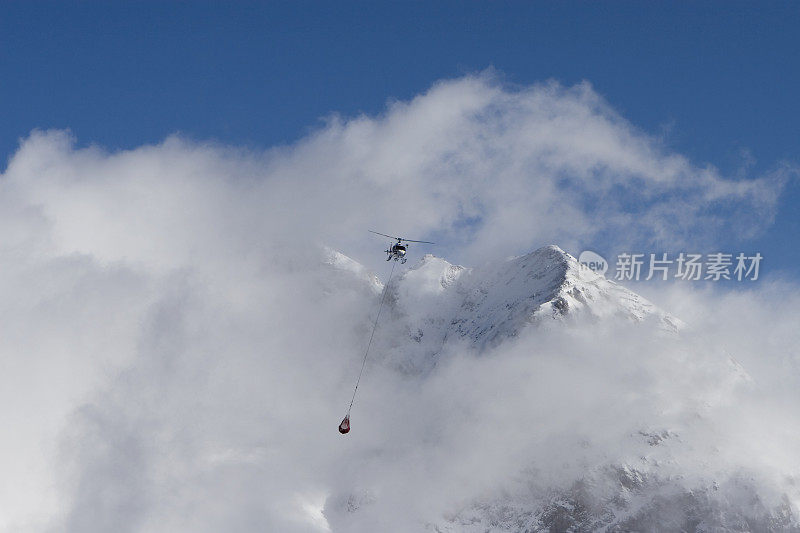 直升机在阿尔卑斯山
