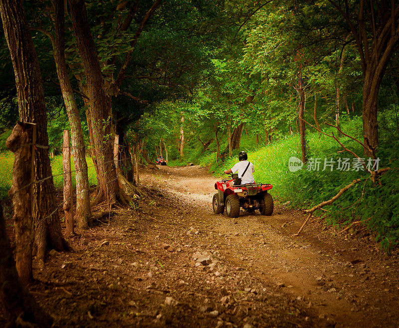 在哥斯达黎加驾驶4x4