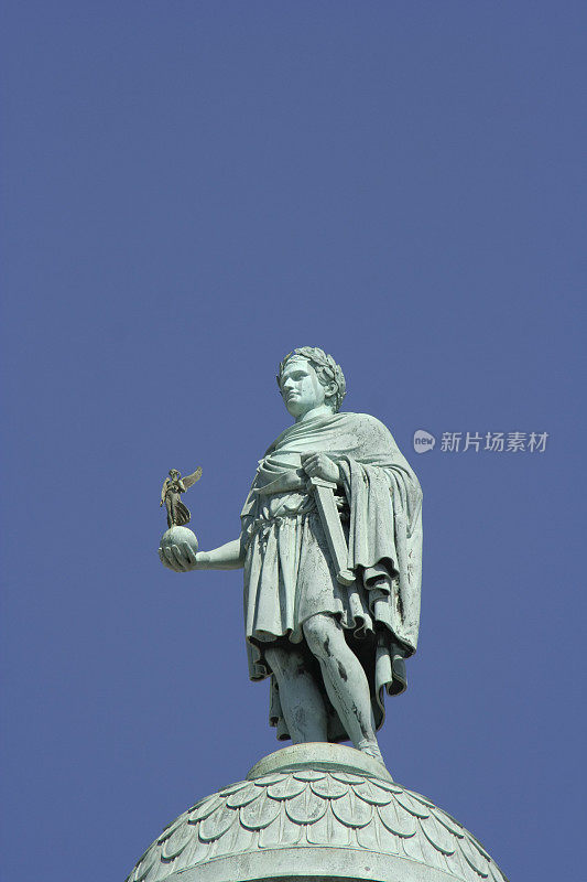 巴黎-蓝色天空下的万多姆柱，法国