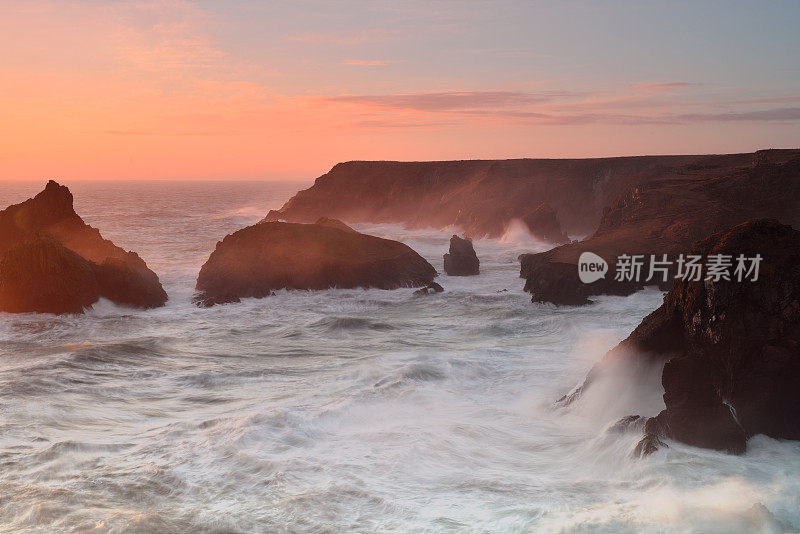 金南斯的海面波涛汹涌。