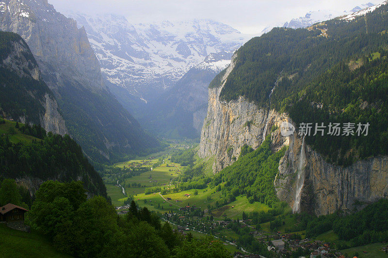 斯陶巴赫瀑布、劳特布鲁南田园诗般的山谷阿尔卑斯乡村、瑞士阿尔卑斯山、温根