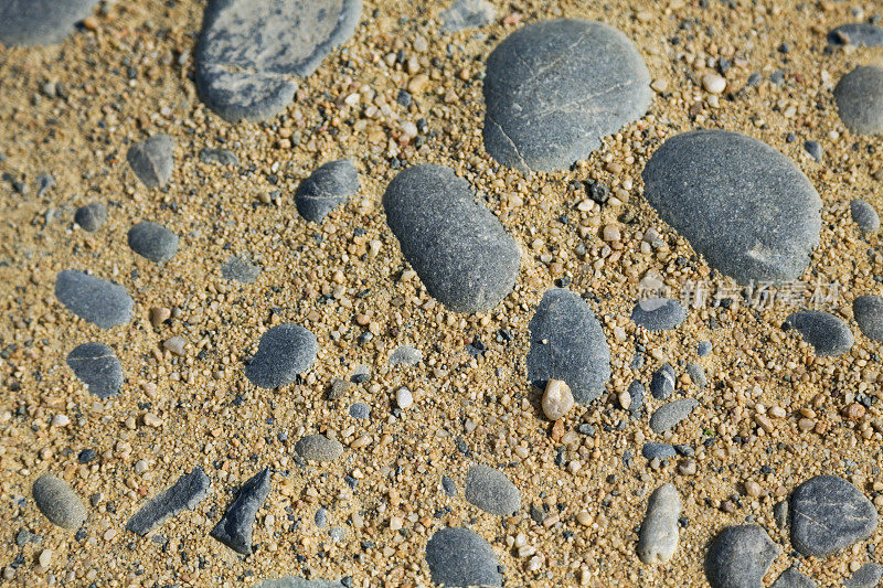 沙子里的灰色鹅卵石