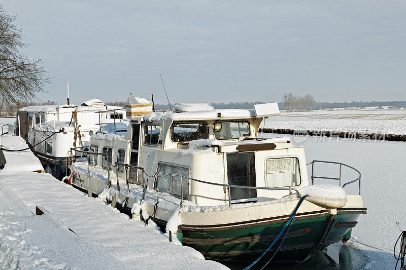 法国-在冻结的马恩-莱茵河运河上的一艘船