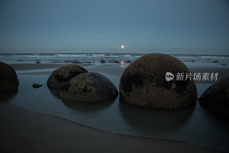 夜晚的莫尔基巨石，月亮。Moeraki、新西兰