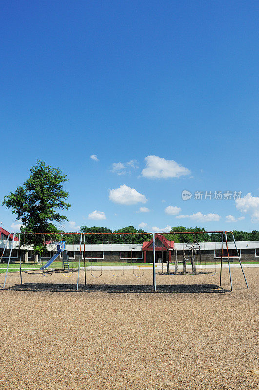 空的公立小学建筑和操场