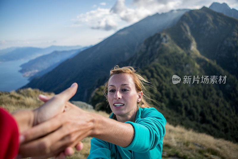 一名年轻女子在山顶徒步请求援助