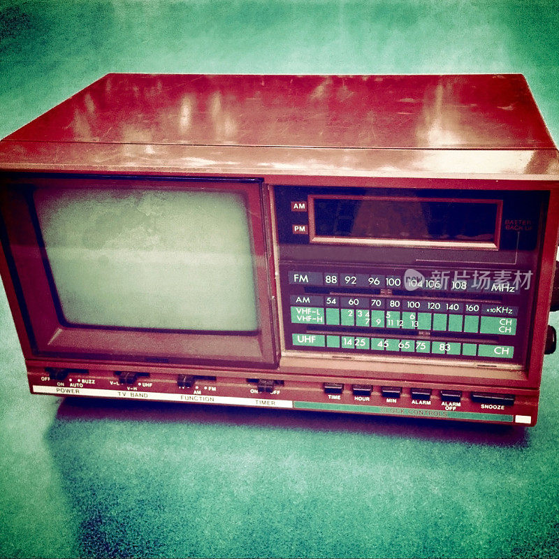 老式的垃圾电视广播闹钟