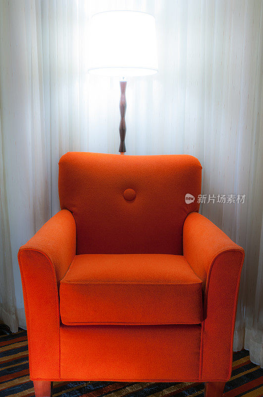 孤立的红椅子和灯