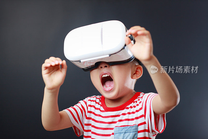 孩子玩虚拟现实游戏