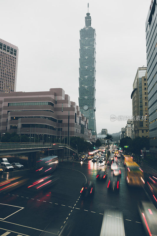 高峰时刻台湾台北雨天