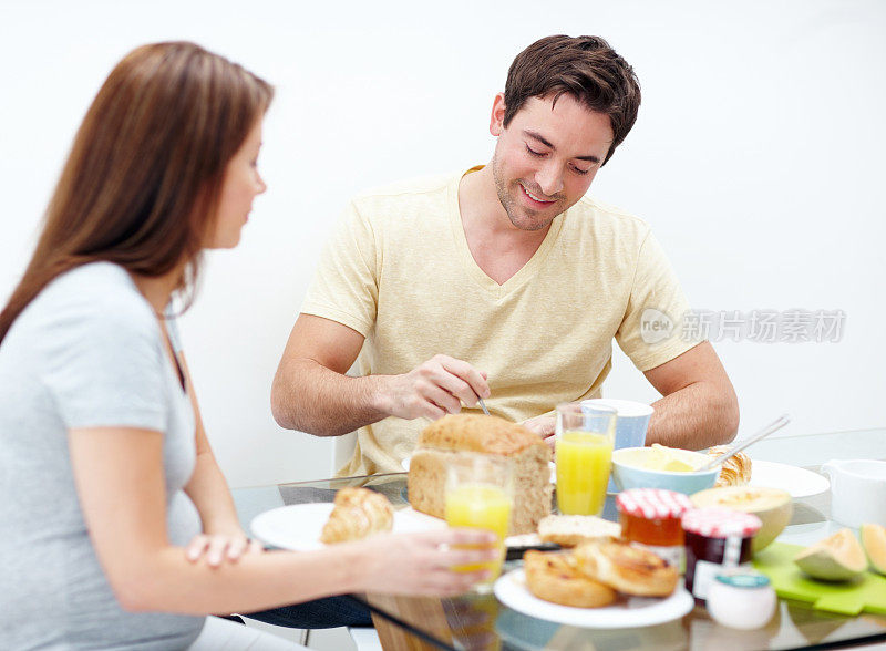 早餐时的亲密关系——期待中的父母