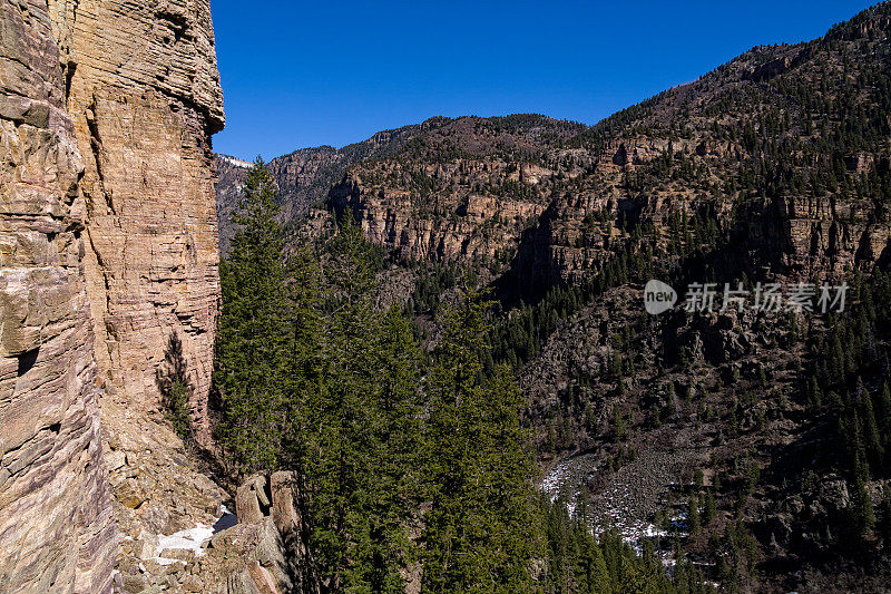 风景峡谷中的悬崖峭壁