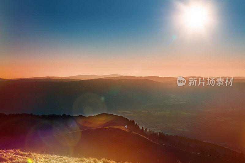 日落上的丘陵景观剪影