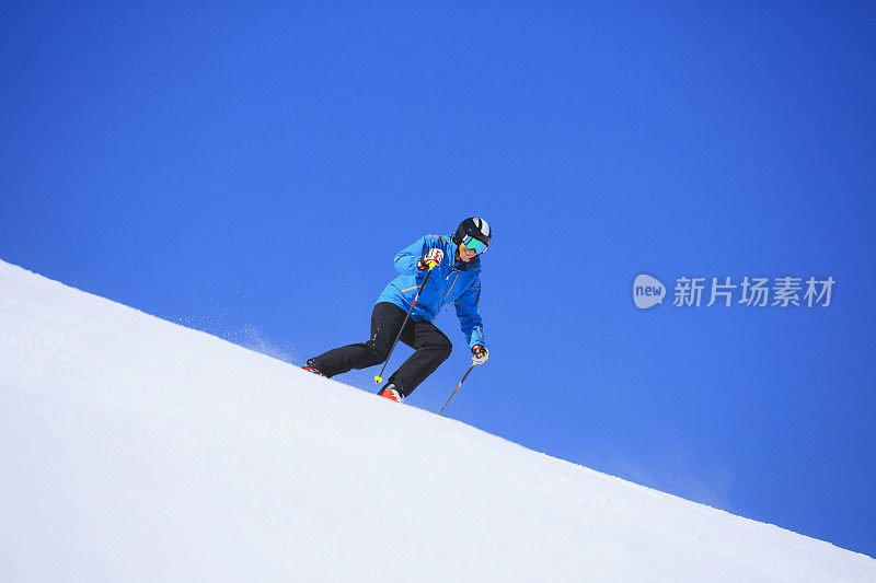 漂亮的老年人滑雪滑雪在阳光明媚的滑雪胜地