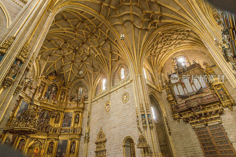西班牙普拉森西亚大教堂的高祭坛和风琴